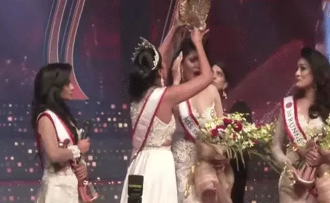 విడాకులు తీసుకున్న మహిళ అందాల పోటీకి అర్హురాలు కాదంటూ.. స్టేజ్ పైనే.. విడాకులు తీసుకున్న మహిళ అందాల పోటీకి అర్హురాలు కాదంటూ.. స్టేజ్ పైనే..