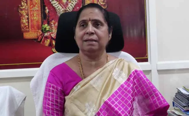 బెజవాడ దుర్గ గుడి ఈవోగా భ్రమరాంబకు బాధ్యతలు..! బెజవాడ దుర్గ గుడి ఈవోగా భ్రమరాంబకు బాధ్యతలు..!