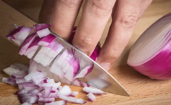 ఉల్లిపాయ కోస్తూ ఎందుకు ఏడవడం.. ఈ చిట్కాతో చెక్ పెట్టేద్దాం ఉల్లిపాయ కోస్తూ ఎందుకు ఏడవడం.. ఈ చిట్కాతో చెక్ పెట్టేద్దాం