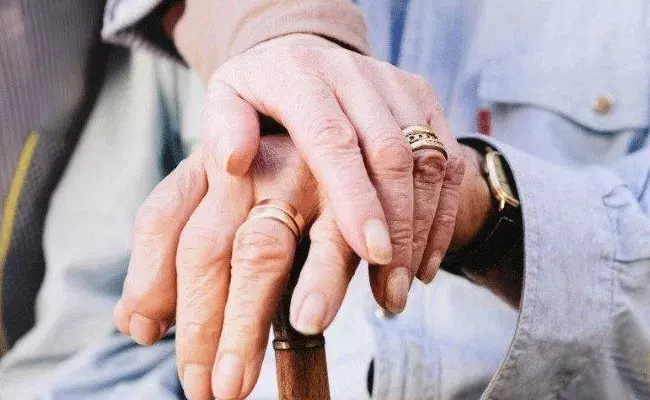 ముదిమి వయసులో బతుకుపై విరక్తి.. వృద్ధ దంపతుల ఆత్మహత్య ముదిమి వయసులో బతుకుపై విరక్తి.. వృద్ధ దంపతుల ఆత్మహత్య