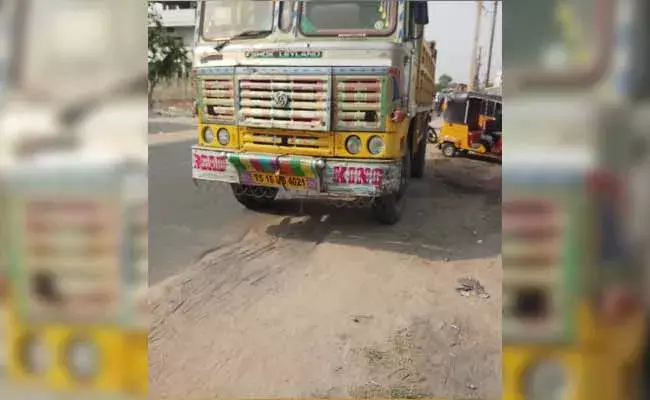 నిర్లక్ష్యంతో ఇద్దరి ప్రాణాలు బలితీసుకున్న టిప్పర్ డ్రైవర్..! నిర్లక్ష్యంతో ఇద్దరి ప్రాణాలు బలితీసుకున్న టిప్పర్ డ్రైవర్..!