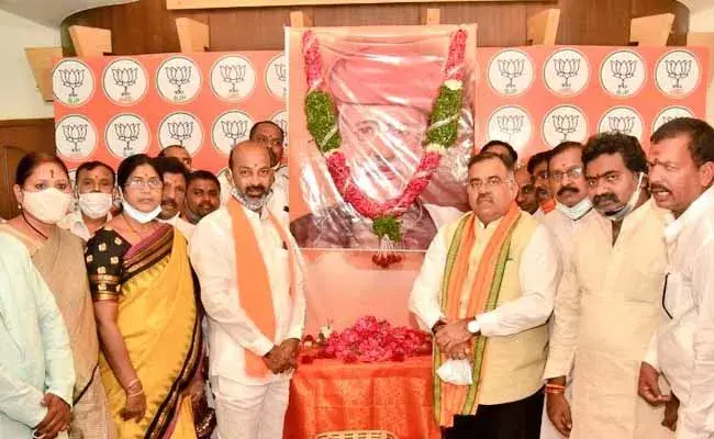 డబ్బు, మద్యంతో టీఆర్‌ఎస్ ప్రజలను మభ్యపెడుతోంది : తరుణ్ చుగ్