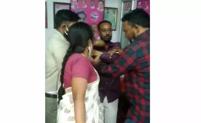 అశ్లీల వీడియోలు వైరల్ చేస్తానని బెదిరించిన.. కార్పొరేటర్ అనుచరుడికి మహిళ దేహశుద్ధి అశ్లీల వీడియోలు వైరల్ చేస్తానని బెదిరించిన.. కార్పొరేటర్ అనుచరుడికి మహిళ దేహశుద్ధి