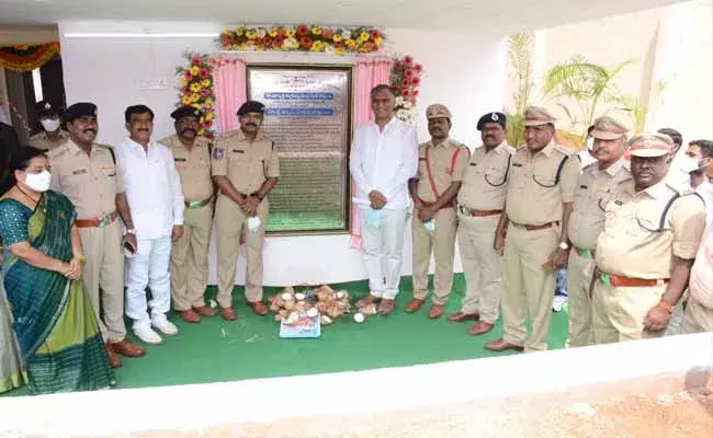 సిద్ధిపేటలో త్రీ-టౌన్ పోలీస్ స్టేషన్ను ప్రారంభించిన మంత్రి హరీష్రావు..! సిద్ధిపేటలో త్రీ-టౌన్ పోలీస్ స్టేషన్ను ప్రారంభించిన మంత్రి హరీష్రావు..!