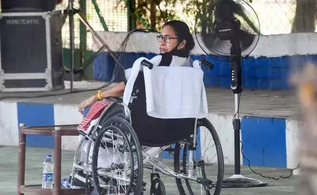 గాంధీ విగ్రహం వద్ద సీఎం మమత బెనర్జీ నిరసన దీక్ష