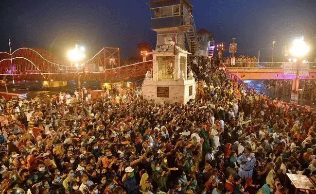 కోవిడ్ నిబంధనలు గాలికి.. ఒక్క రోజులో 1000 కరోనా కేసులు