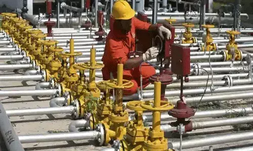 అర్థరాత్రి సమయంలో ఓఎన్‌జీసీ పైప్‌లైన్ నుంచి ఆయిల్ చోరీ..