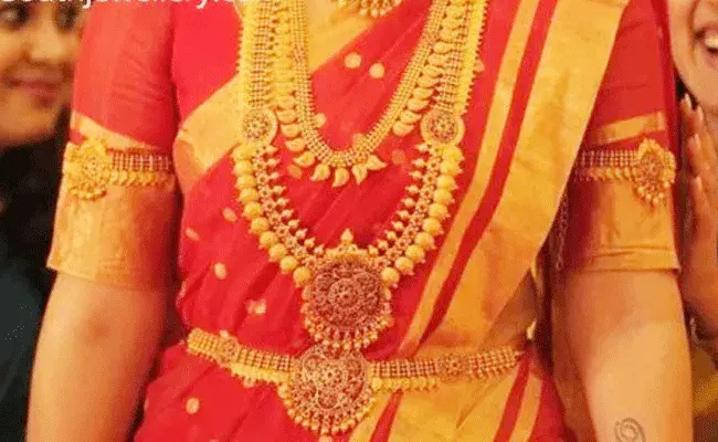 మళ్లీ షాకిస్తున్న బంగారం ధరలు.. తగ్గినట్టే తగ్గి.. మళ్లీ షాకిస్తున్న బంగారం ధరలు.. తగ్గినట్టే తగ్గి..