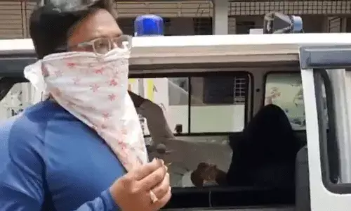 బెడ్ లేదు.. ట్రీట్మెంట్ లేదు.. ఇంజక్షన్ ఇచ్చి నాన్నని చంపేయండి: ఓ కొడుకు దైన్యం బెడ్ లేదు.. ట్రీట్మెంట్ లేదు.. ఇంజక్షన్ ఇచ్చి నాన్నని చంపేయండి: ఓ కొడుకు దైన్యం