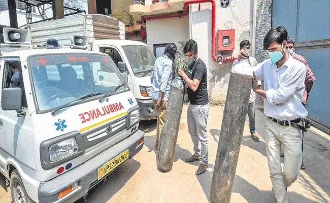 ఆసుపత్రుల్లో ఆక్సిజన్ కొరత.. వంద టన్నుల ఆక్సిజన్ అందించేందుకు ముందుకొచ్చిన అంబానీ ఆసుపత్రుల్లో ఆక్సిజన్ కొరత.. వంద టన్నుల ఆక్సిజన్ అందించేందుకు ముందుకొచ్చిన అంబానీ