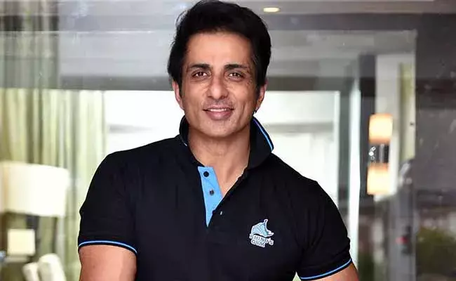 వారికి ఉచిత విద్యను అందించాలి : సోనూసూద్