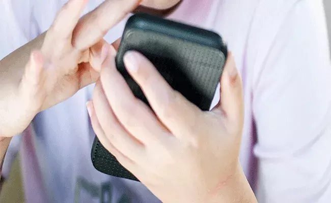 కొడుక్కి మీలో ఎవరు కోటీశ్వరుడు నుంచి ఫోన్.. నాన్న అకౌంట్లో డబ్బులు ఖాళీ కొడుక్కి మీలో ఎవరు కోటీశ్వరుడు నుంచి ఫోన్.. నాన్న అకౌంట్లో డబ్బులు ఖాళీ