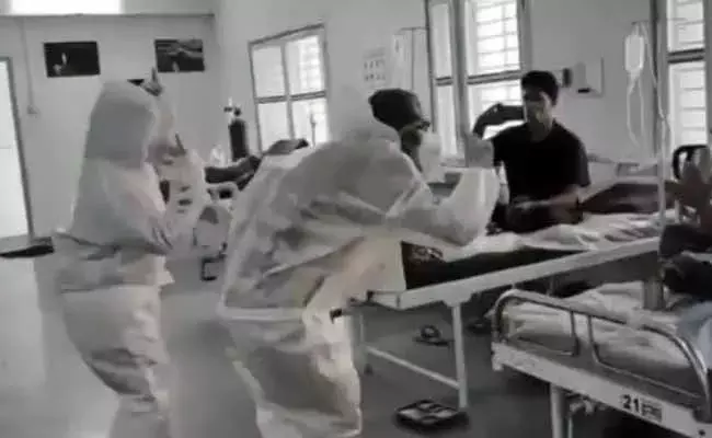 కరోనా రోగుల ఎదుట డాక్టర్ల డాన్స్.. ఎందుకంటే?