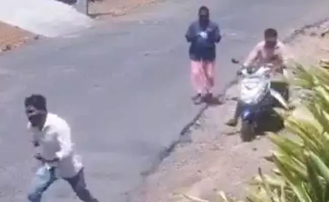 వీడియో వైరల్ : కేరళలో పోలీసు వాహనాన్ని చూసి పరుగులు తీసిన ముగ్గురు వ్యక్తులు..