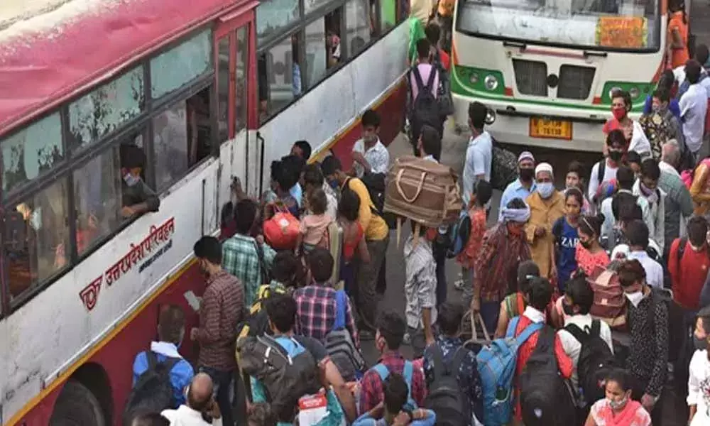 ఢిల్లీలో లాక్ డౌన్ : వలస కార్మికుల సొంతూళ్ల బాట.. ఢిల్లీలో లాక్ డౌన్ : వలస కార్మికుల సొంతూళ్ల బాట..