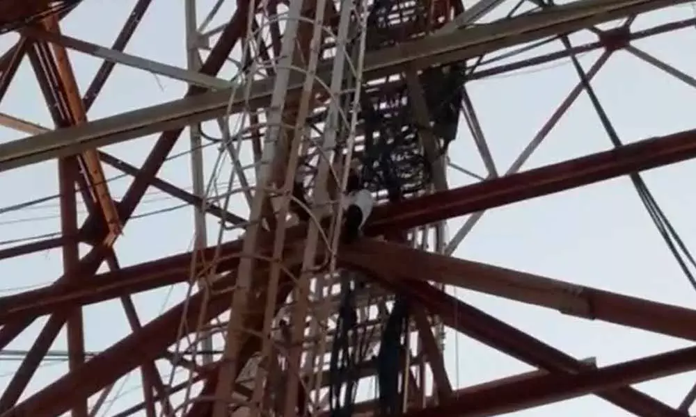 టీఆర్ఎస్‌లో టికెట్ల లొల్లి..  టికెట్ ఇవ్వకపోవడంపై సెల్‌ టవర్ ఎక్కిన పార్టీ నేత..!