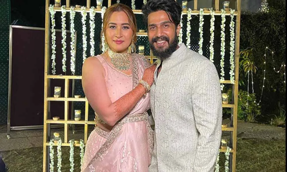 మరికాసేపట్లో వధూవరులుగా మారనున్న లవ్ బర్డ్స్.. ! మరికాసేపట్లో వధూవరులుగా మారనున్న లవ్ బర్డ్స్.. !