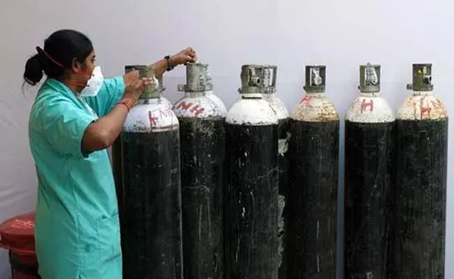 ఆక్సిజన్ కొరతతో తల్లడిల్లుతున్న ఢిల్లీ హాస్పిటల్స్‌లో రోగులు..!