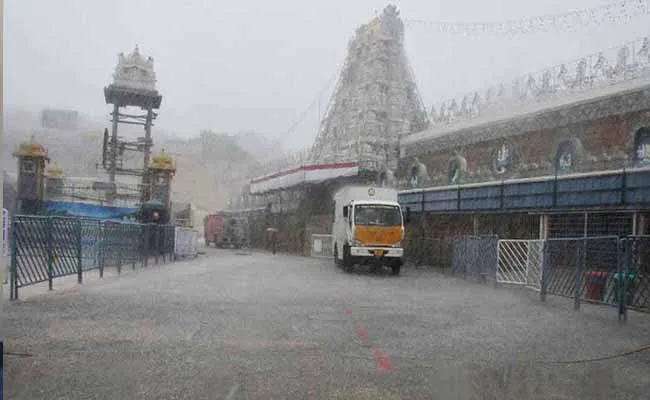 తిరుమలలో భారీగా కురిసిన వర్షం