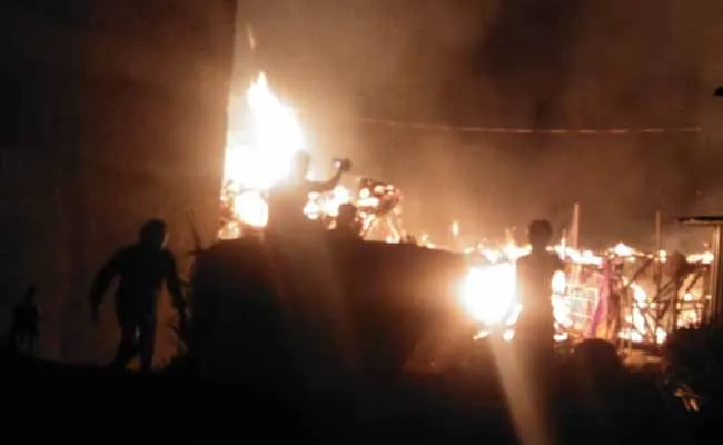 శ్రీకాకుళం జిల్లాలో భారీ అగ్నిప్రమాదం..17 పూరిళ్లు దగ్గం..! శ్రీకాకుళం జిల్లాలో భారీ అగ్నిప్రమాదం..17 పూరిళ్లు దగ్గం..!