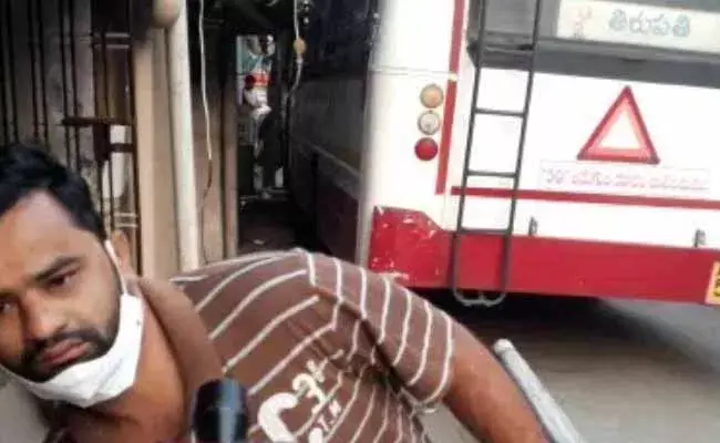 తిరుపతిలో ఆర్టీసీ బస్సు బీభత్సం .. జనంపైకి దూసుకెళ్లిన ఆర్టీసీ బస్సు తిరుపతిలో ఆర్టీసీ బస్సు బీభత్సం .. జనంపైకి దూసుకెళ్లిన ఆర్టీసీ బస్సు