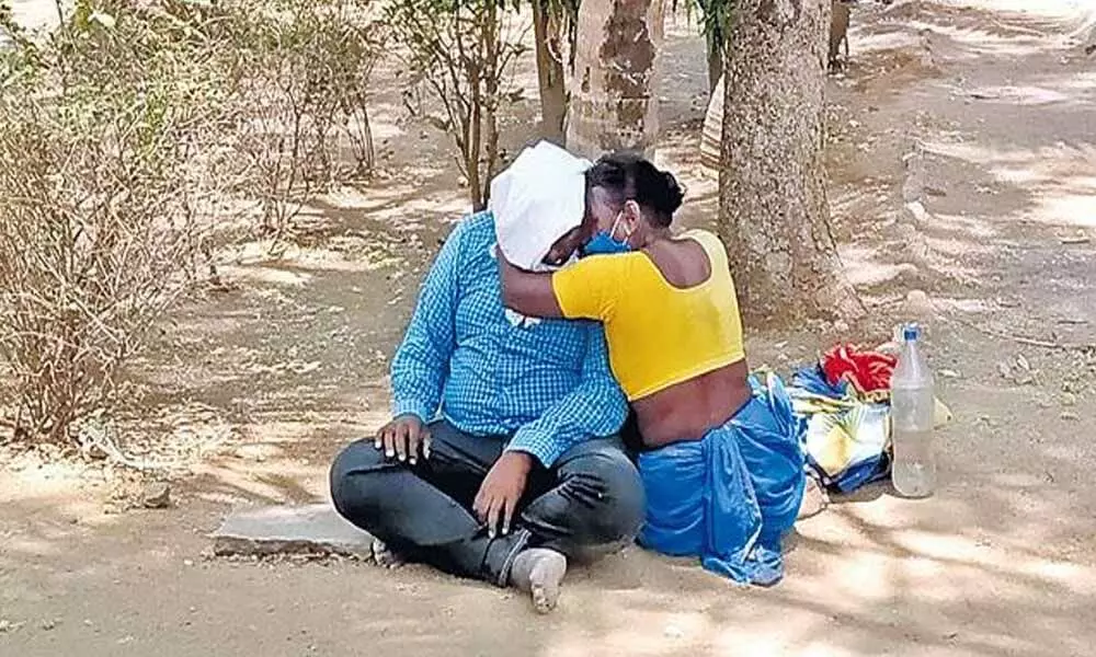 కరోనా టెస్టు కోసం వచ్చి తల్లి ఒడిలోనే తుదిశ్వాస..! కరోనా టెస్టు కోసం వచ్చి తల్లి ఒడిలోనే తుదిశ్వాస..!