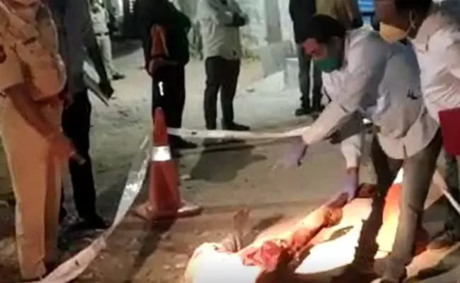 జవహర్నగర్ పోలీస్స్టేషన్ పరిధిలో దారుణ హత్య...! జవహర్నగర్ పోలీస్స్టేషన్ పరిధిలో దారుణ హత్య...!