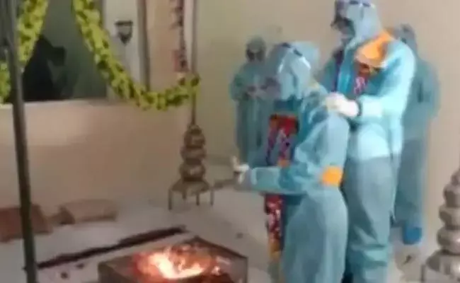 వరుడుకి కరోనా... అయినా పెళ్లి ఆగలేదు..! వరుడుకి కరోనా... అయినా పెళ్లి ఆగలేదు..!