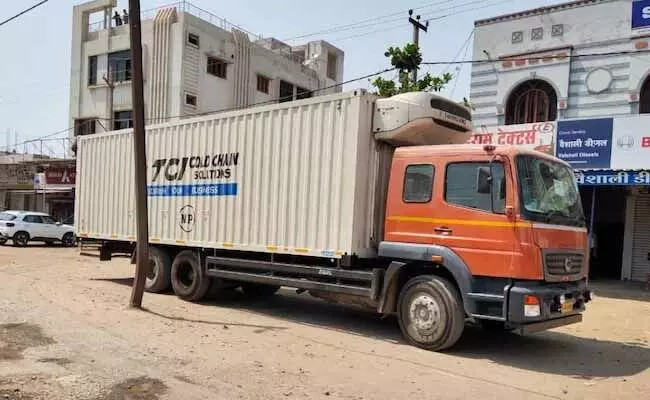 మధ్యప్రదేశ్లో రోడ్డుపక్కన కొవాగ్జిన్ టీకాలు.. ఓ ట్రక్కులో 2.40 లక్షల కొవాగ్జిన్ డోసులు మధ్యప్రదేశ్లో రోడ్డుపక్కన కొవాగ్జిన్ టీకాలు.. ఓ ట్రక్కులో 2.40 లక్షల కొవాగ్జిన్ డోసులు