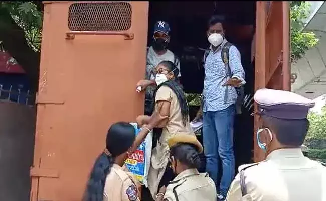 తెలంగాణ పబ్లిక్ సర్వీస్ కమిషన్ ముందు స్టాఫ్ నర్స్ అభ్యర్థి ఆత్మహత్యాయత్నం..! తెలంగాణ పబ్లిక్ సర్వీస్ కమిషన్ ముందు స్టాఫ్ నర్స్ అభ్యర్థి ఆత్మహత్యాయత్నం..!