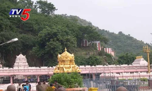 బెజవాడ ఇంద్రకీలాద్రిపై కరోనా కలకలం.. వైరస్ బారిన పడి ముగ్గురు ఉద్యోగులు మృతి..! బెజవాడ ఇంద్రకీలాద్రిపై కరోనా కలకలం.. వైరస్ బారిన పడి ముగ్గురు ఉద్యోగులు మృతి..!