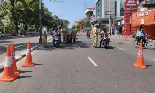 Kerala Lockdown : మే 8 నుండి కేరళలో సంపూర్ణ లాక్డౌన్ Kerala Lockdown : మే 8 నుండి కేరళలో సంపూర్ణ లాక్డౌన్