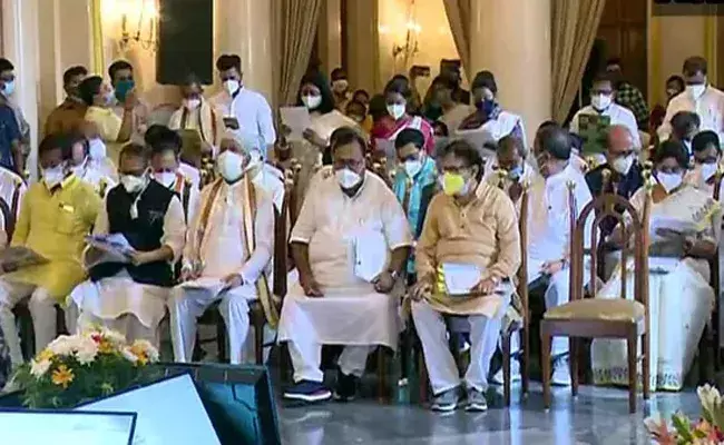 West Bengal  : 43 మందితో కొలువుదీరిన దీదీ మంత్రివర్గం..! West Bengal  : 43 మందితో కొలువుదీరిన దీదీ మంత్రివర్గం..!