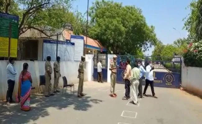 నెల్లూరులో  గ్యాస్ లీకై.. ముగ్గురి మృతి నెల్లూరులో  గ్యాస్ లీకై.. ముగ్గురి మృతి