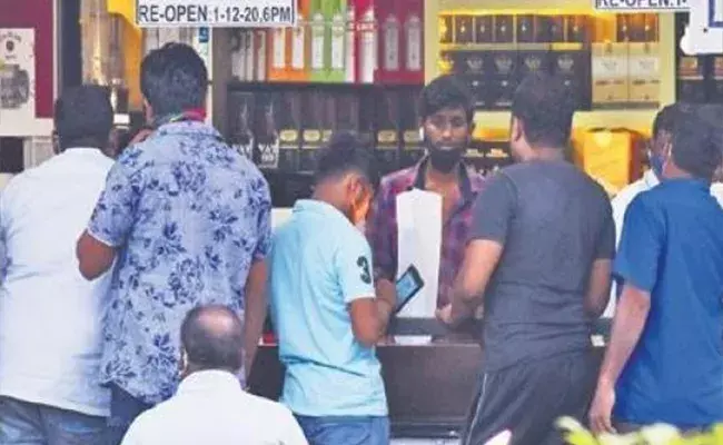 లాక్‌డౌన్‌ ఎఫెక్ట్‌ : మద్యం దుకాణాల వద్ద బారులు తీరిన మందుబాబులు