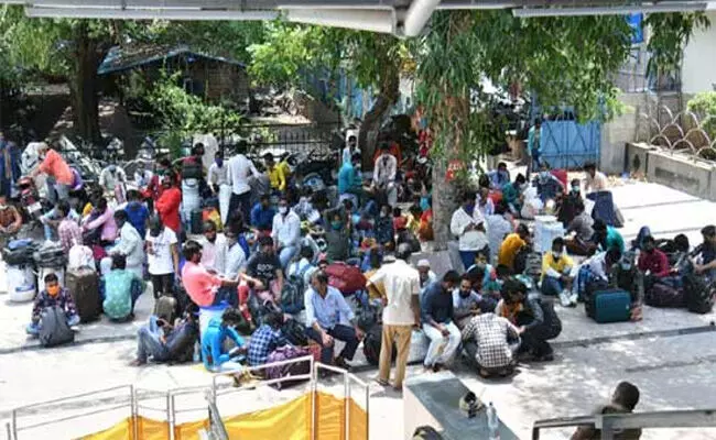 Lockdown: సికింద్రాబాద్ రైల్వేస్టేషన్ వద్ద రద్దీ..! Lockdown: సికింద్రాబాద్ రైల్వేస్టేషన్ వద్ద రద్దీ..!