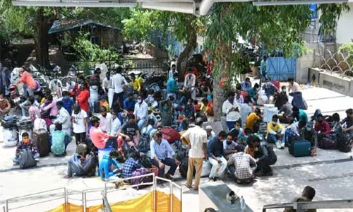 Lockdown: సికింద్రాబాద్ రైల్వేస్టేషన్ వద్ద రద్దీ..! Lockdown: సికింద్రాబాద్ రైల్వేస్టేషన్ వద్ద రద్దీ..!