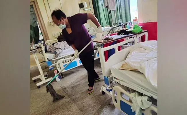 Mizoram Minister R Lalzirlaina : నాకు ఇలాంటివి కొత్తేమి కాదు.. ఆస్పత్రిలో ఫ్లోర్ తుడిచిన మంత్రి..! Mizoram Minister R Lalzirlaina : నాకు ఇలాంటివి కొత్తేమి కాదు.. ఆస్పత్రిలో ఫ్లోర్ తుడిచిన మంత్రి..!