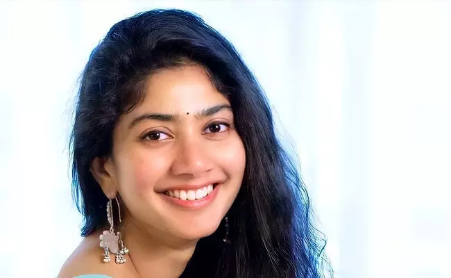 Sai Pallavi Rejected Movies : అలా అయిదు కోట్లు పోగొట్టుకున్న సాయిపల్లవి...! Sai Pallavi Rejected Movies : అలా అయిదు కోట్లు పోగొట్టుకున్న సాయిపల్లవి...!