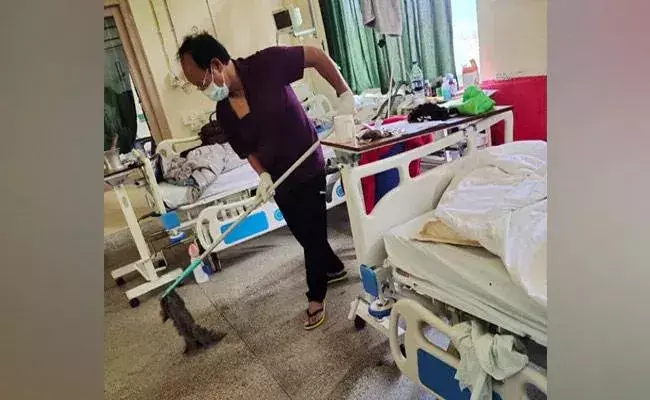 Mizoram Minister R Lalzirlaina : నాకు ఇలాంటివి కొత్తేమి కాదు.. ఆస్పత్రిలో ఫ్లోర్‌ తుడిచిన మంత్రి..!