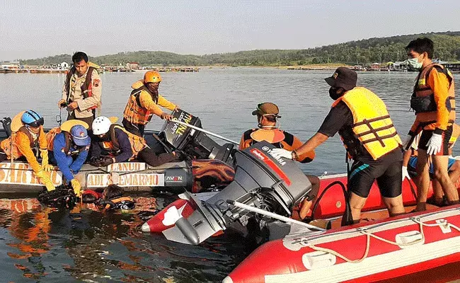 అసలే ఓవర్ లోడ్.. ఆపై సెల్ఫీ.. ఏడుగురు ప్రాణాలు..