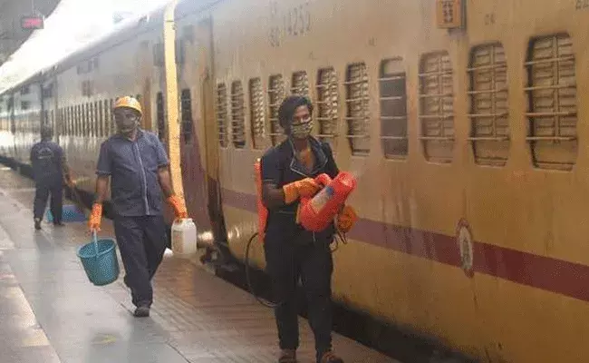 Trains Cancelled: కోవిడ్ ఎఫెక్ట్.. 28 రైళ్లు రద్దు Trains Cancelled: కోవిడ్ ఎఫెక్ట్.. 28 రైళ్లు రద్దు