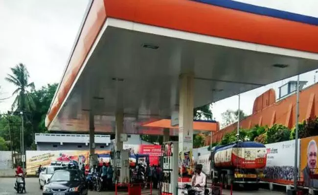 Petrol Bunk : పెట్రోల్ బంకులకు మినహాయింపు..! Petrol Bunk : పెట్రోల్ బంకులకు మినహాయింపు..!