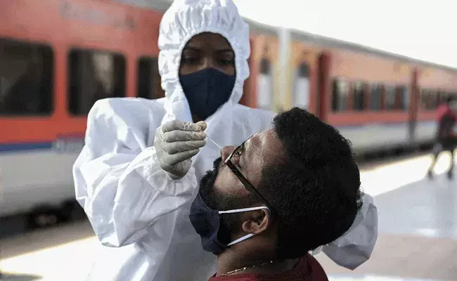 Corona Update: రికార్డు స్థాయిలో మరణాలు.. తగ్గుతున్న పాజిటివ్ కేసులు Corona Update: రికార్డు స్థాయిలో మరణాలు.. తగ్గుతున్న పాజిటివ్ కేసులు