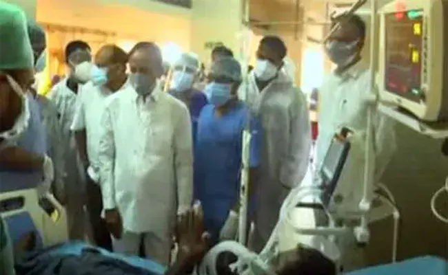 CM KCR Visit Gandhi Hospital : డాక్టర్లు, వైద్య సిబ్బందిని అభినందించిన సీఎం కేసీఆర్..! CM KCR Visit Gandhi Hospital : డాక్టర్లు, వైద్య సిబ్బందిని అభినందించిన సీఎం కేసీఆర్..!