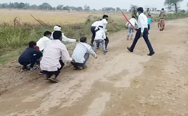 కరోనాతో ఆటలా.. విందులూ వినోదాలా: పెళ్లి వారికి పోలీసుల పనిష్మెంట్ కరోనాతో ఆటలా.. విందులూ వినోదాలా: పెళ్లి వారికి పోలీసుల పనిష్మెంట్