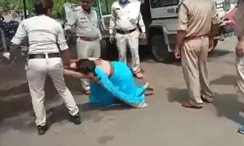 Madhya Pradesh Police: పోలీసుల అనాగరికం.. మాస్క్ ధరించలేదని మహిళను దారుణంగా..