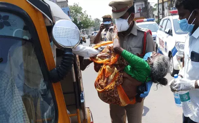 హ్యాట్సాఫ్ .. మానవత్వాన్ని చాటిన సీఐ రమేష్ కుమార్..!