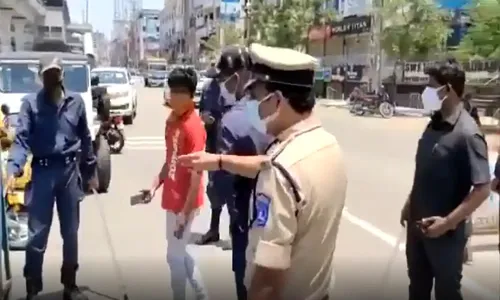 Telangana Lockdown : ఫుడ్ డెలివరీ బాయ్స్ వాహనాల నిలుపుదల..! Telangana Lockdown : ఫుడ్ డెలివరీ బాయ్స్ వాహనాల నిలుపుదల..!