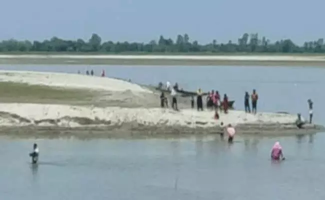 UP Barabanki: వ్యాక్సిన్ భయం.. నదిలో దూకిన గ్రామస్థులు.. UP Barabanki: వ్యాక్సిన్ భయం.. నదిలో దూకిన గ్రామస్థులు..